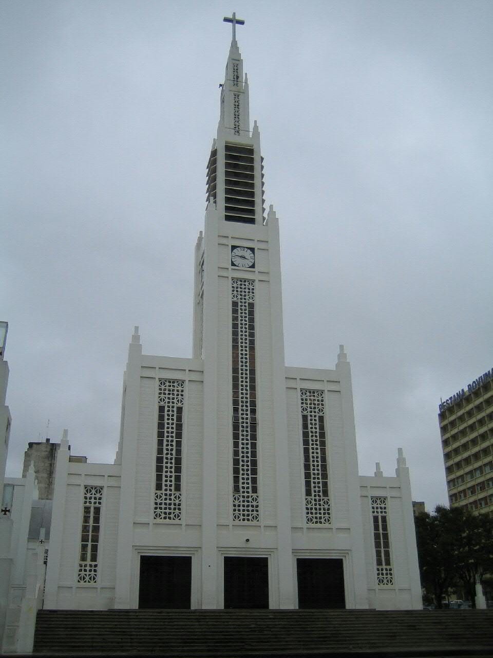 Catedral de Maputo com Pestana Rovuma ao fundo
