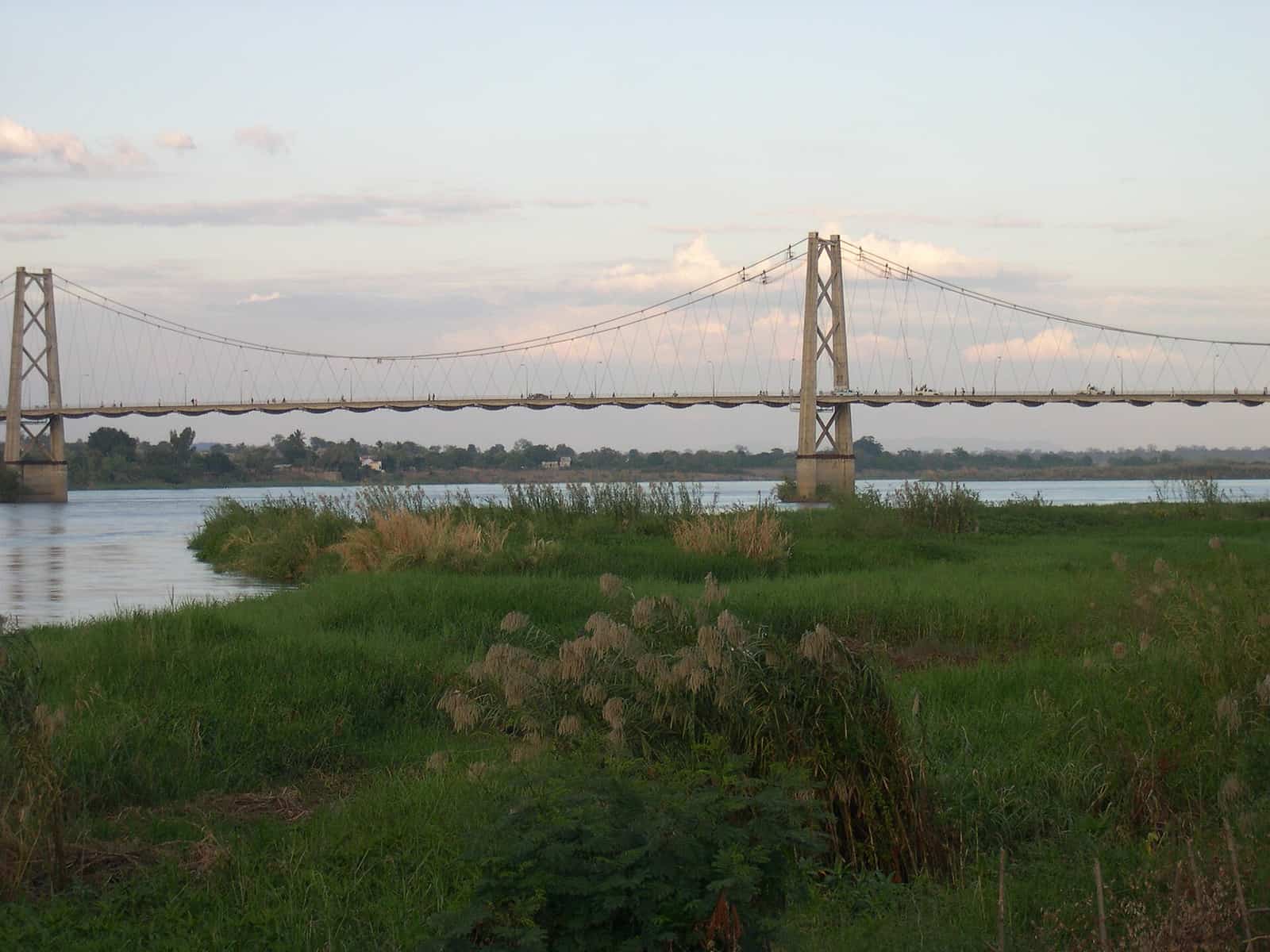 Ponte suspensa em Tete