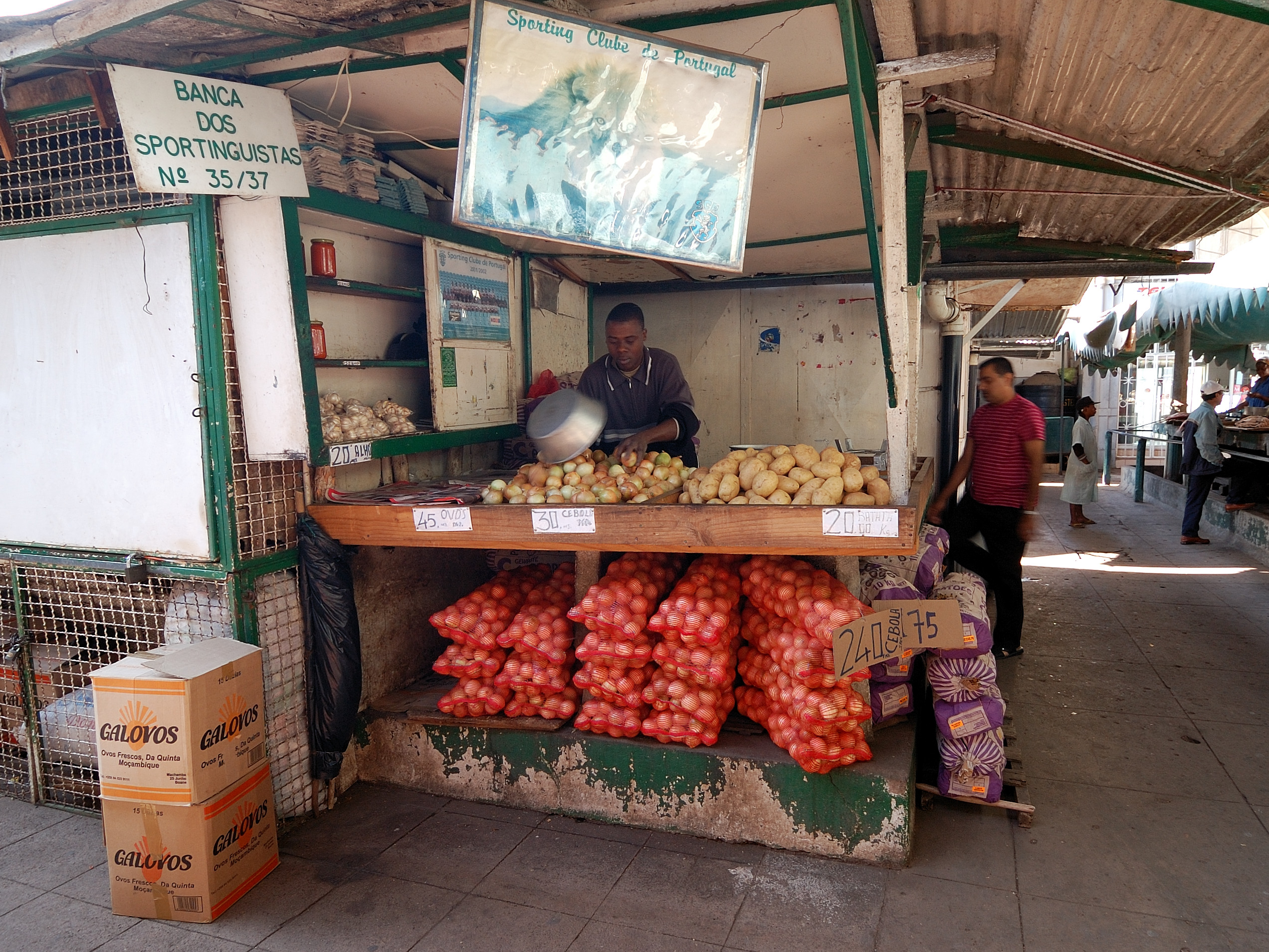 Banca de produtos frescos num mercado de Maputo