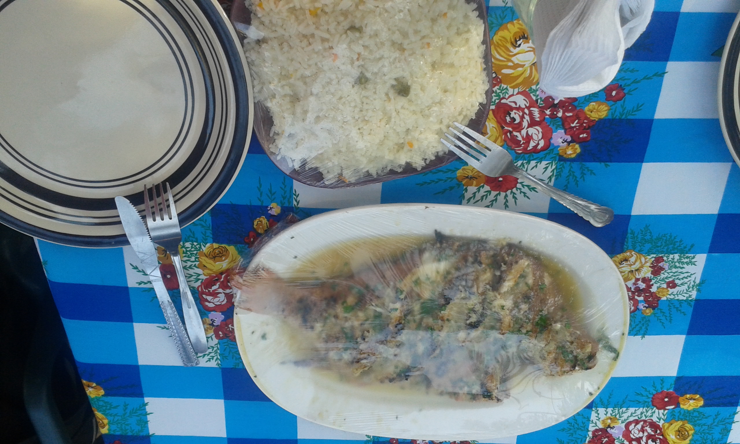 Prato de xima com peixe em Moçambique