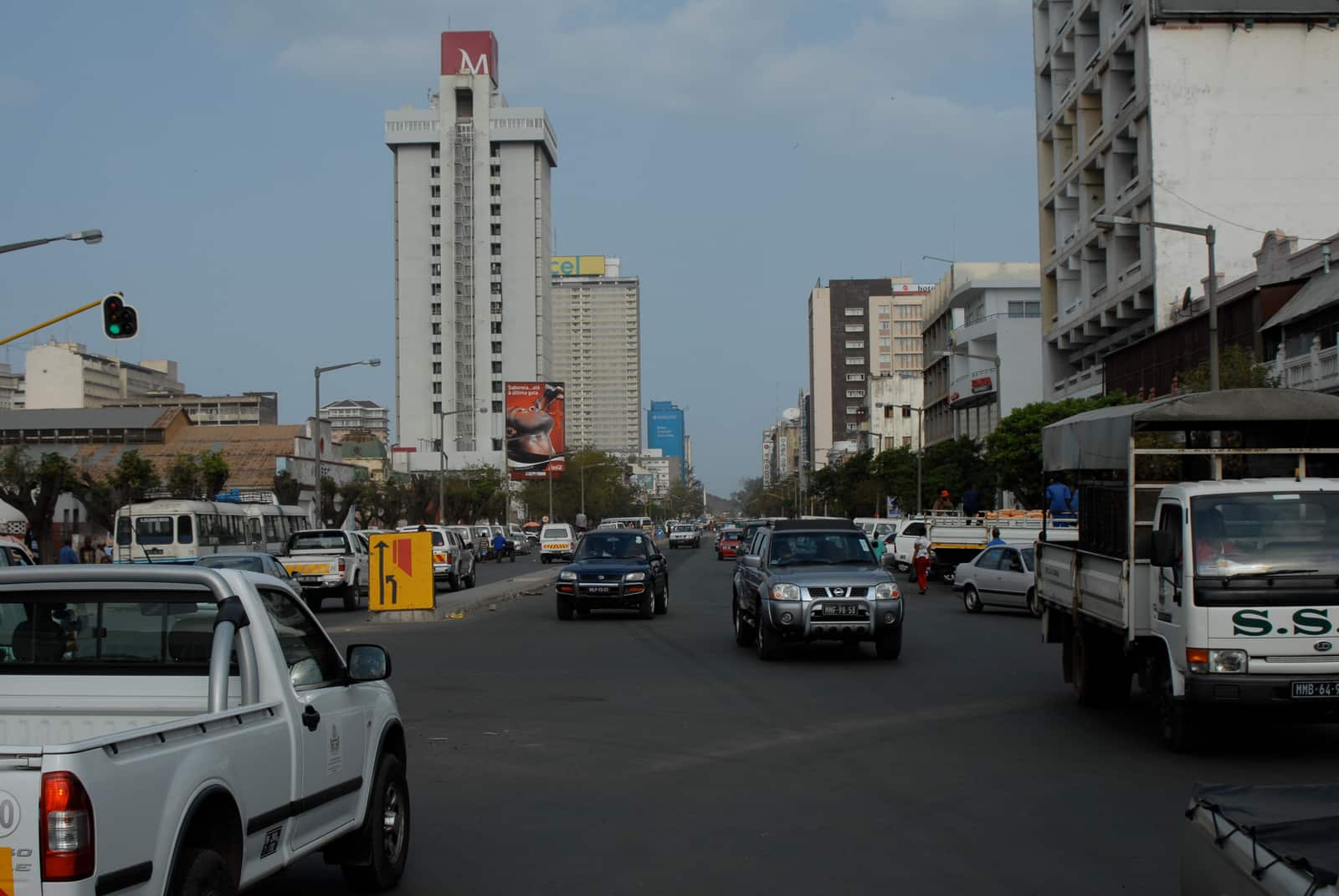 Trânsito automóvel na Avenida 25 de Setembro, Maputo