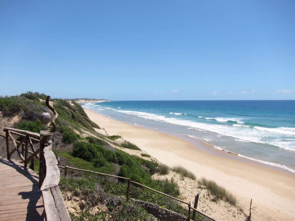 Praia extensa e dunas na costa de Tofo