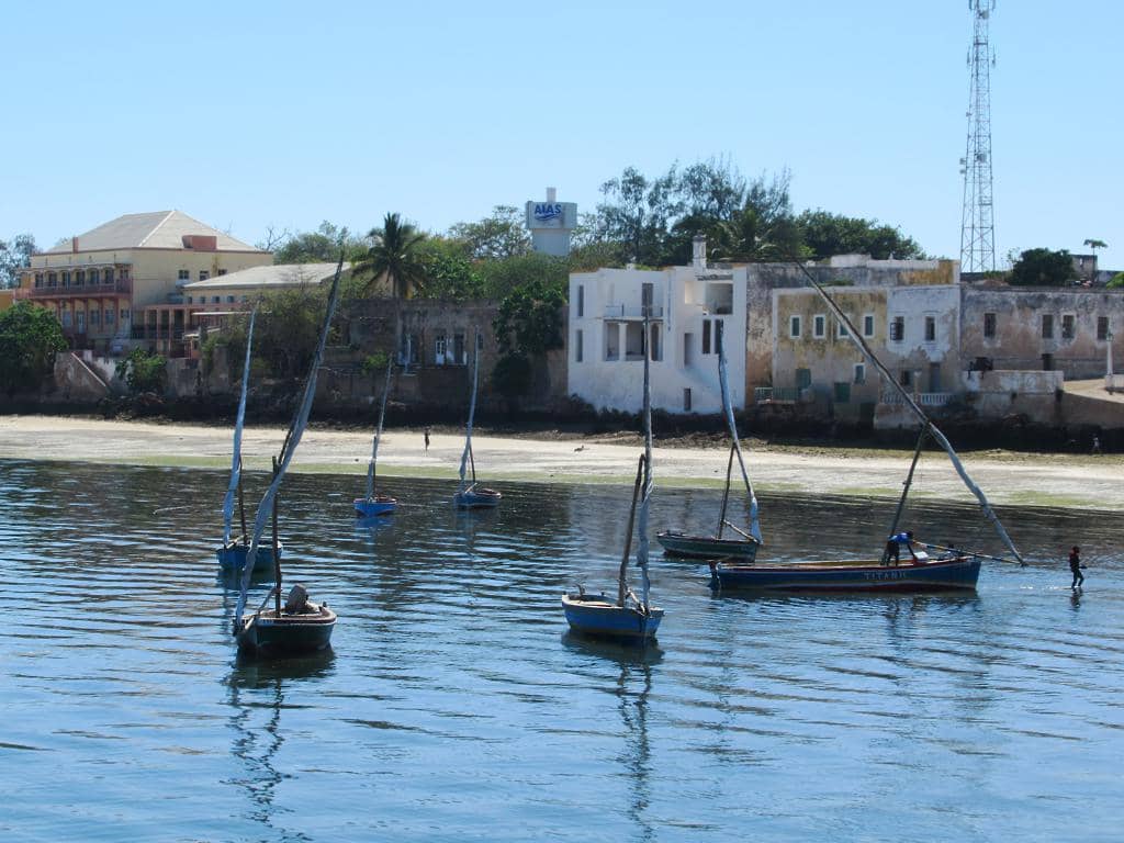 Edifícios históricos e barcos na Ilha de Moçambique