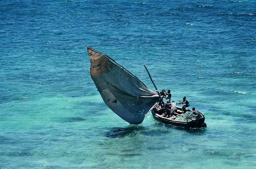 Dhow tradicional a navegar em águas claras de Moçambique