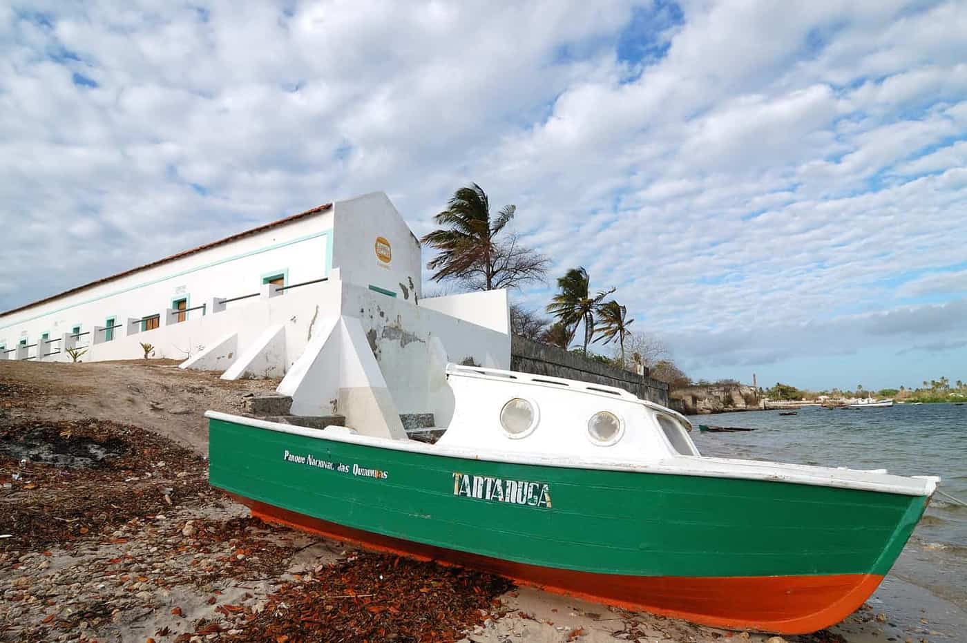 Barco Tartaruga junto à costa da Ilha do Ibo